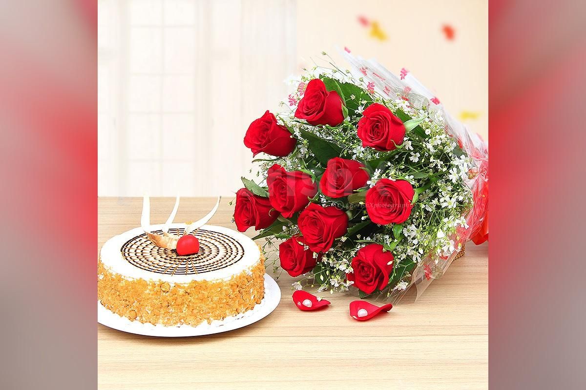 Red roses with a butterscotch cake