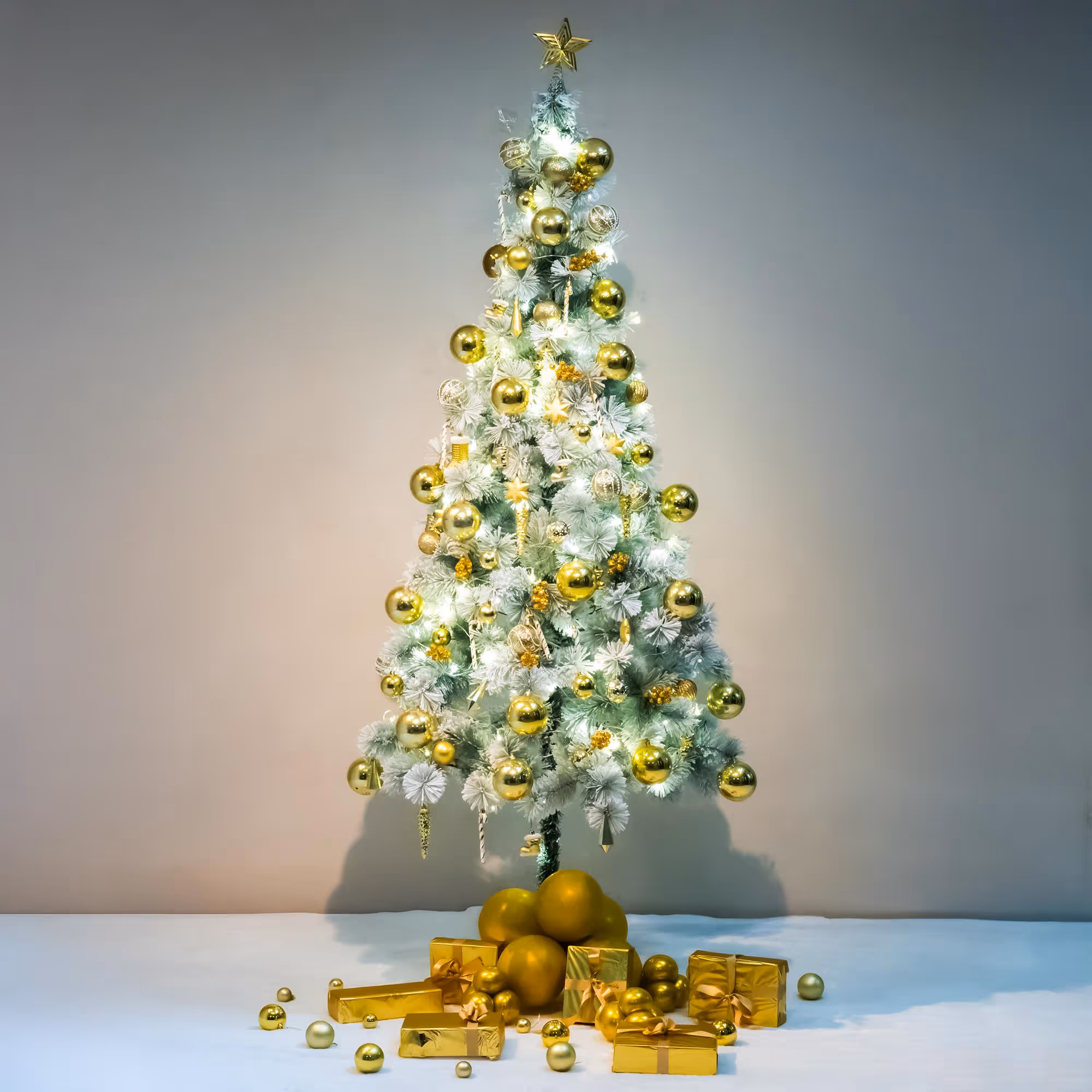The golden star at the top of the tree highlights classic Christmas symbols.