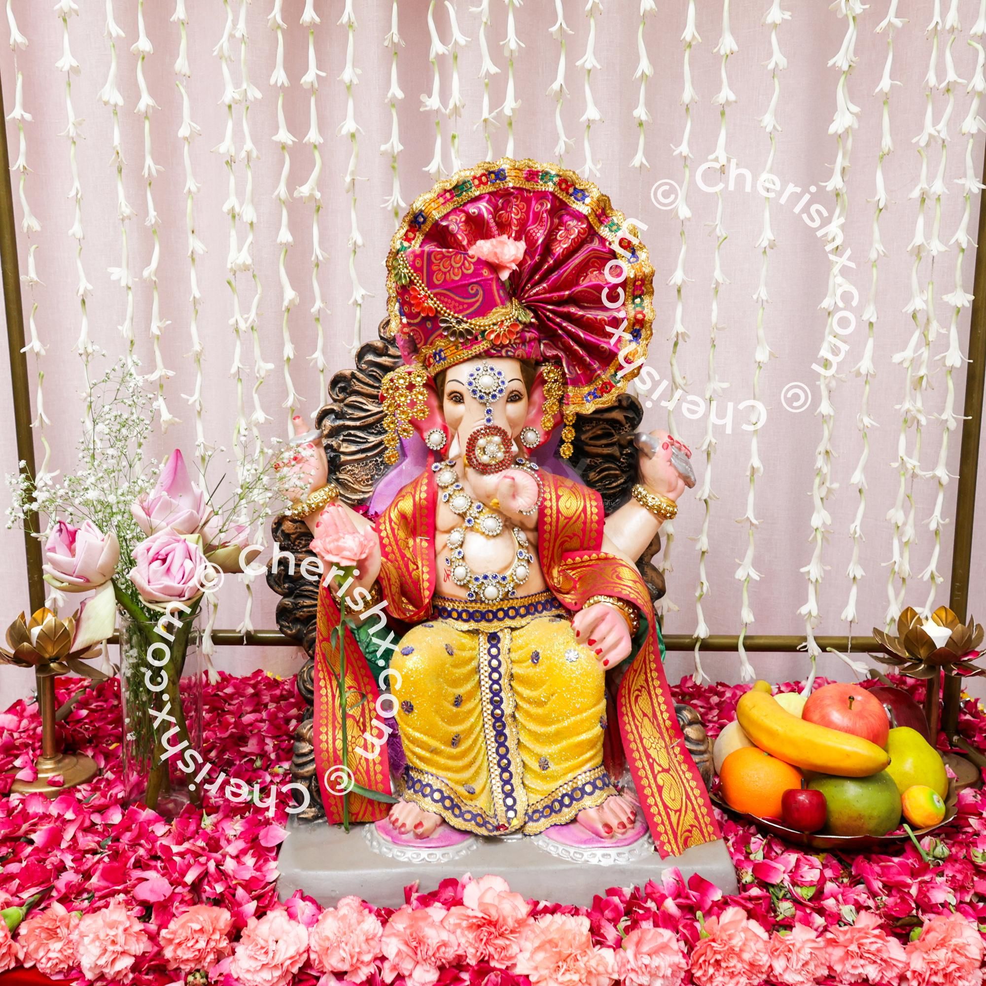 Different fresh flowers and mixed leaves ensure everything is as pure as nature