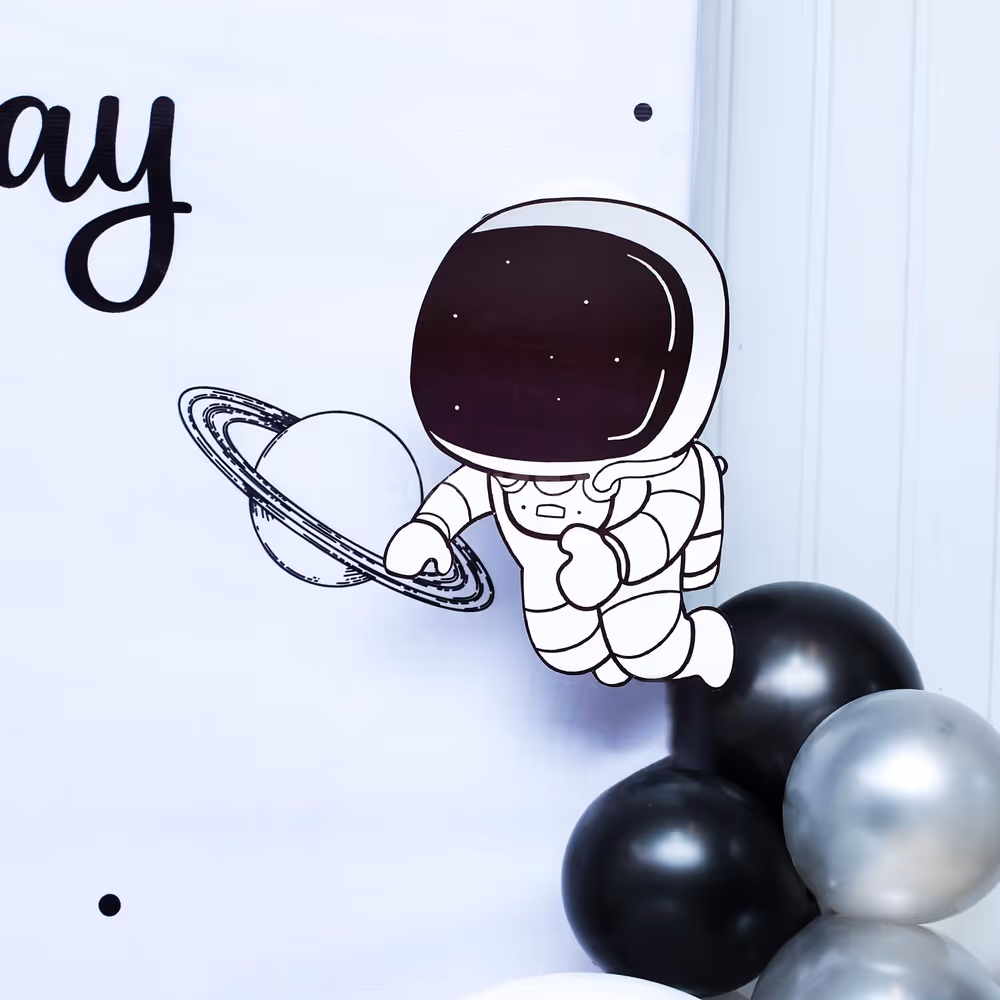 Dramatic balloon arch in striking metallics—blue, black, and silver.