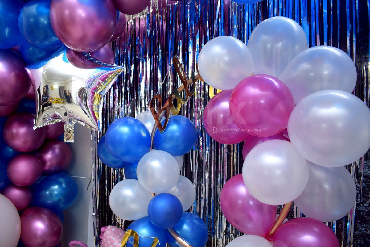 Attractive Bunches of Balloon to set up the Royal Baby Shower Room Decoration.
