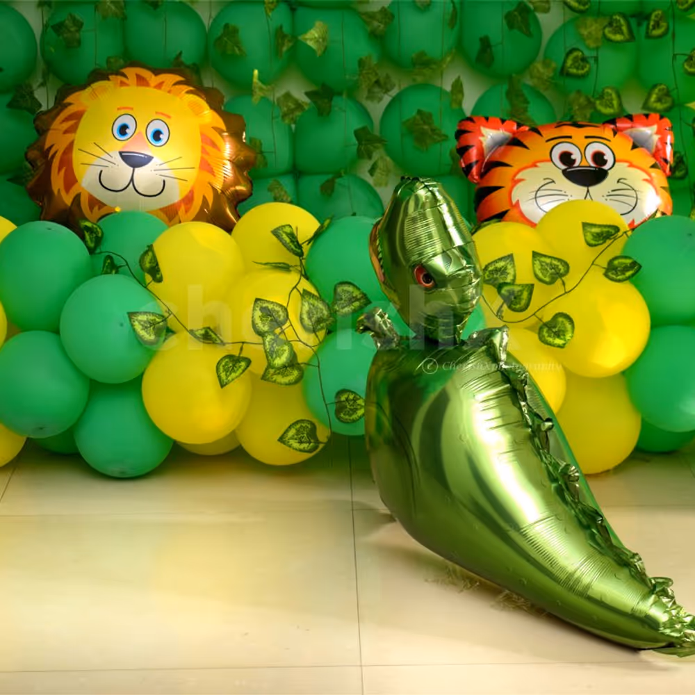Tiger, Lion and Dinosaurus Foil balloons to make the Decor more realistic.