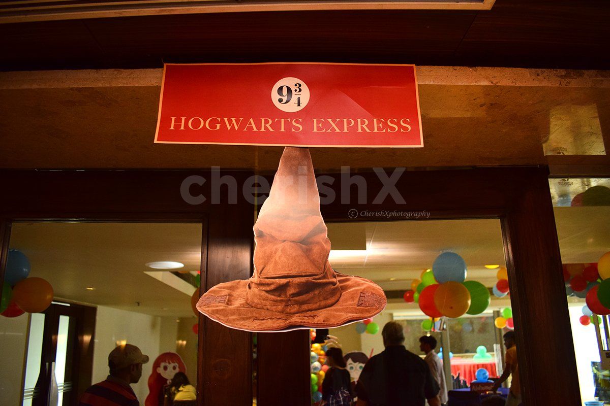 The signs of Harry Potter Magical Platform and the cap.