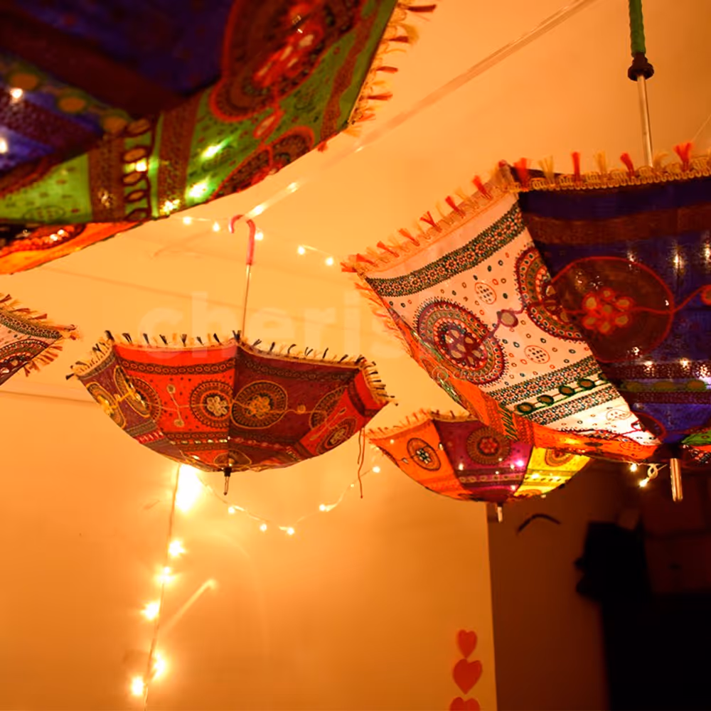 Umbrella decors along with lighting give the perfect festive vibes.
