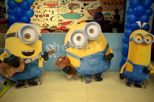 The three minion cutouts make the decor more fun and realistic for your kid!