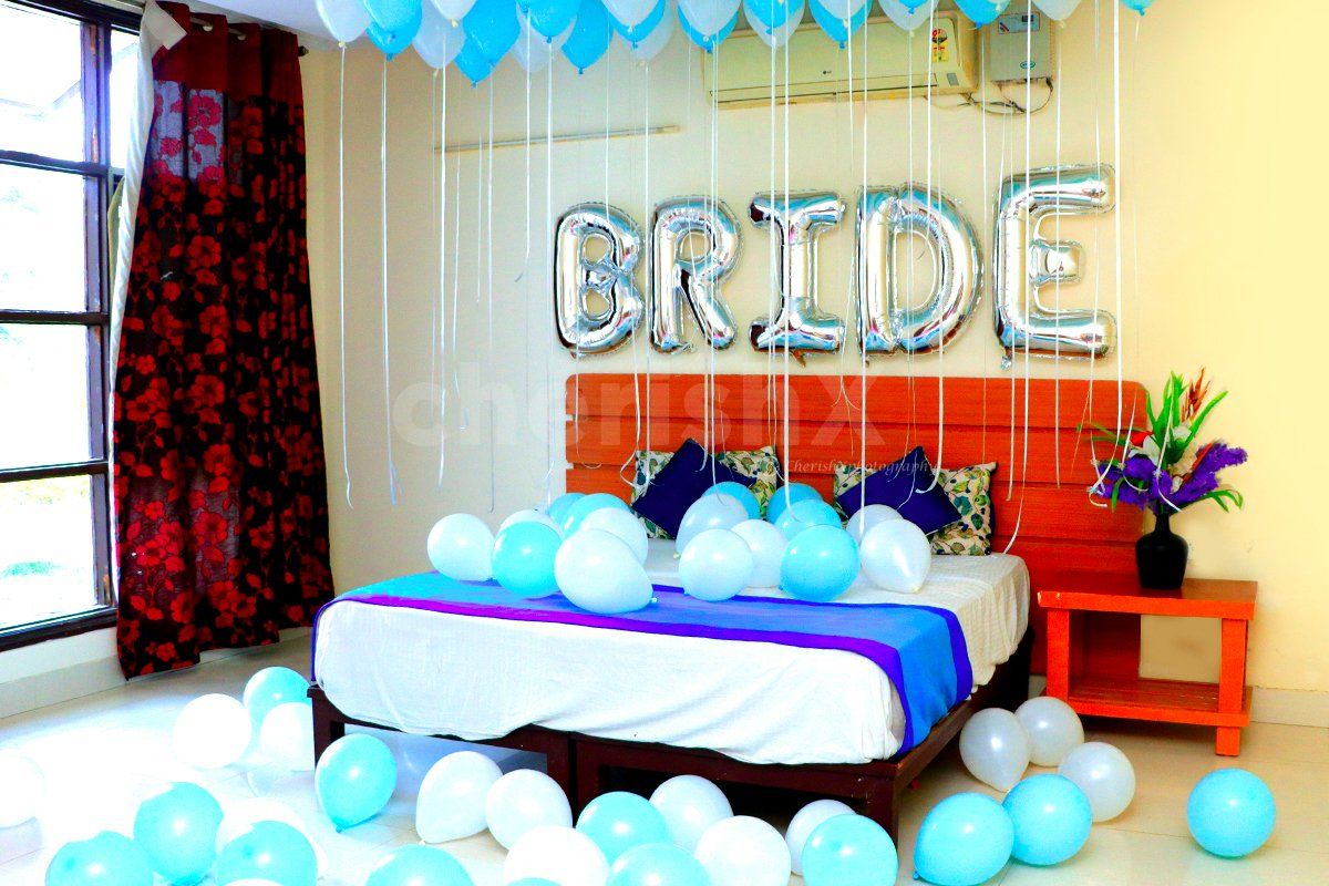 The Bachelorette Surprise can also be in blue and white colour.