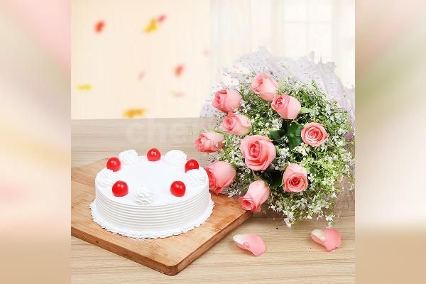 Vanilla cake with pink roses