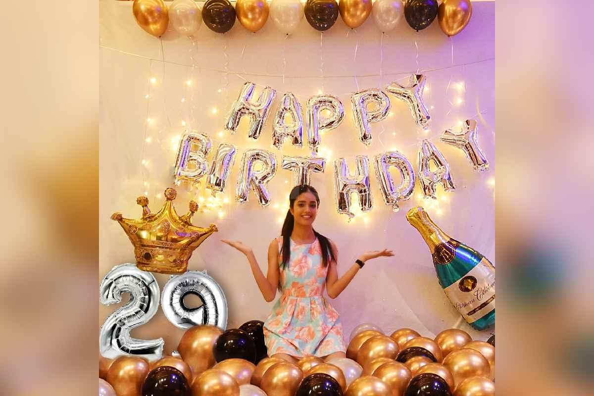 Book Golden Chrome Balloon Decoration and make them feel like a true king/queen.