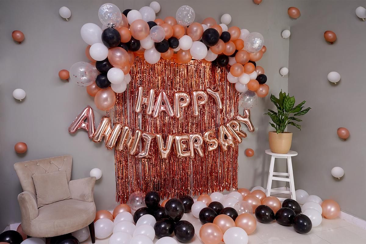 The Decor is filled with Rosegold, White and Black Balloons.