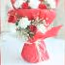 10 white carnation &10 red roses in Red & White Paper Bouquet — photo 2