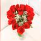 Heart Shaped Arrangement of 15 Red Roses in Glass Vase — photo 1