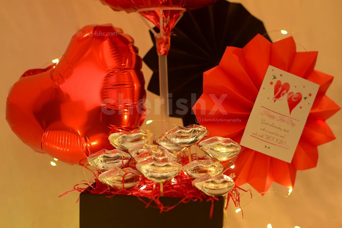 Light up your lover's Heart by gifting this sweet Kiss Me Balloon Bucket!!