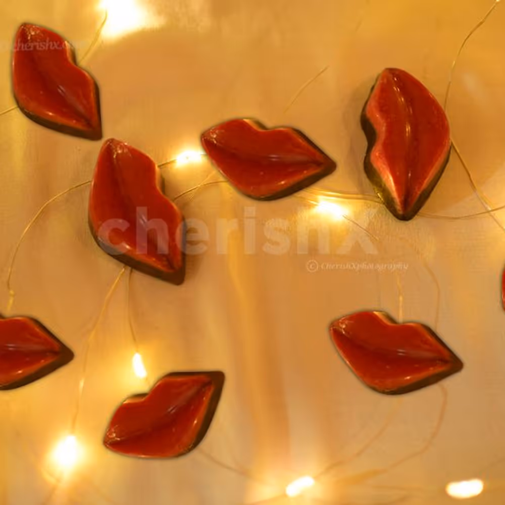 Gift him/her this beautiful Kiss Me Balloon Bucket and make them feel special!