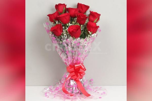 Make him/her feel special with a bouquet of 10 red roses.