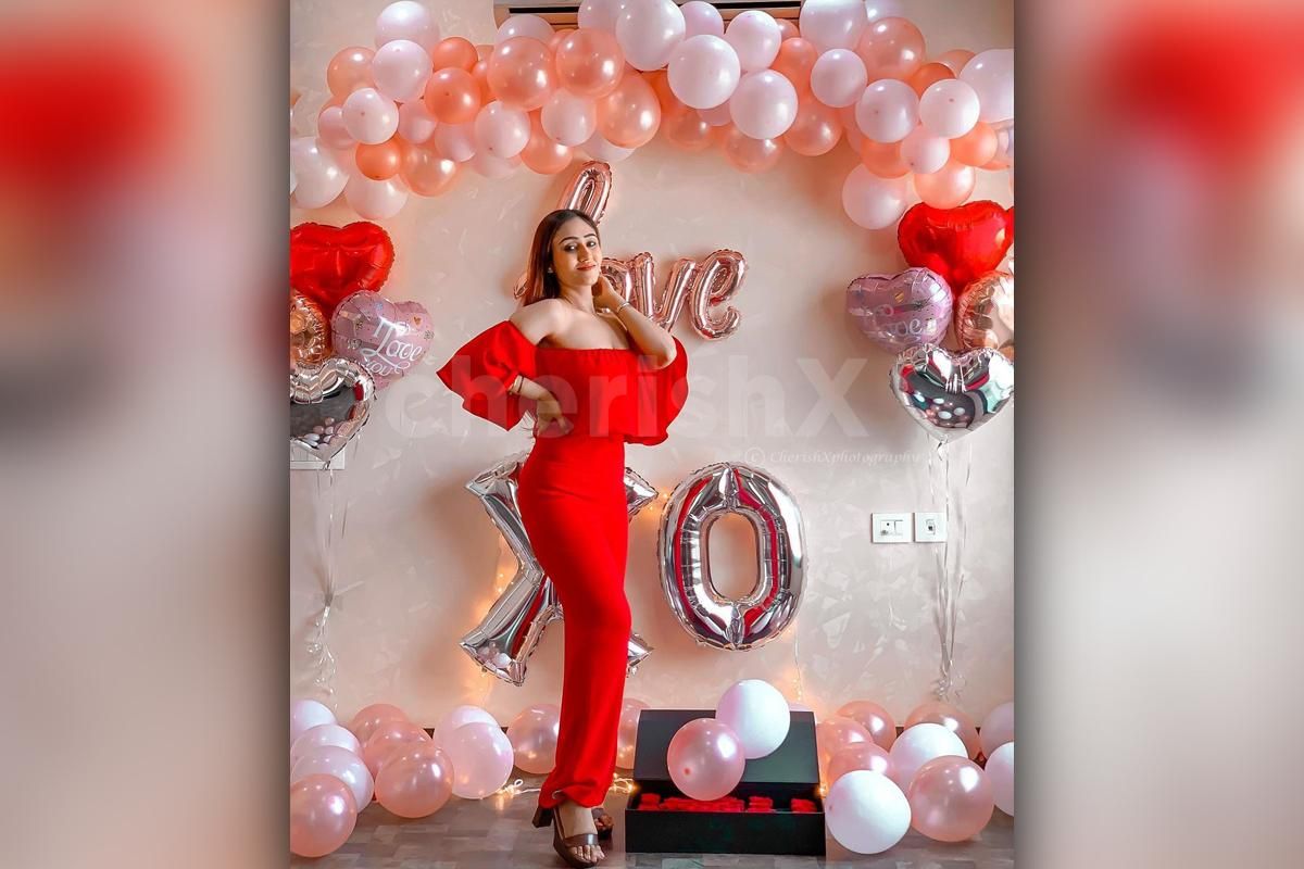 Balloon Arch of Rosegold and White Balloons