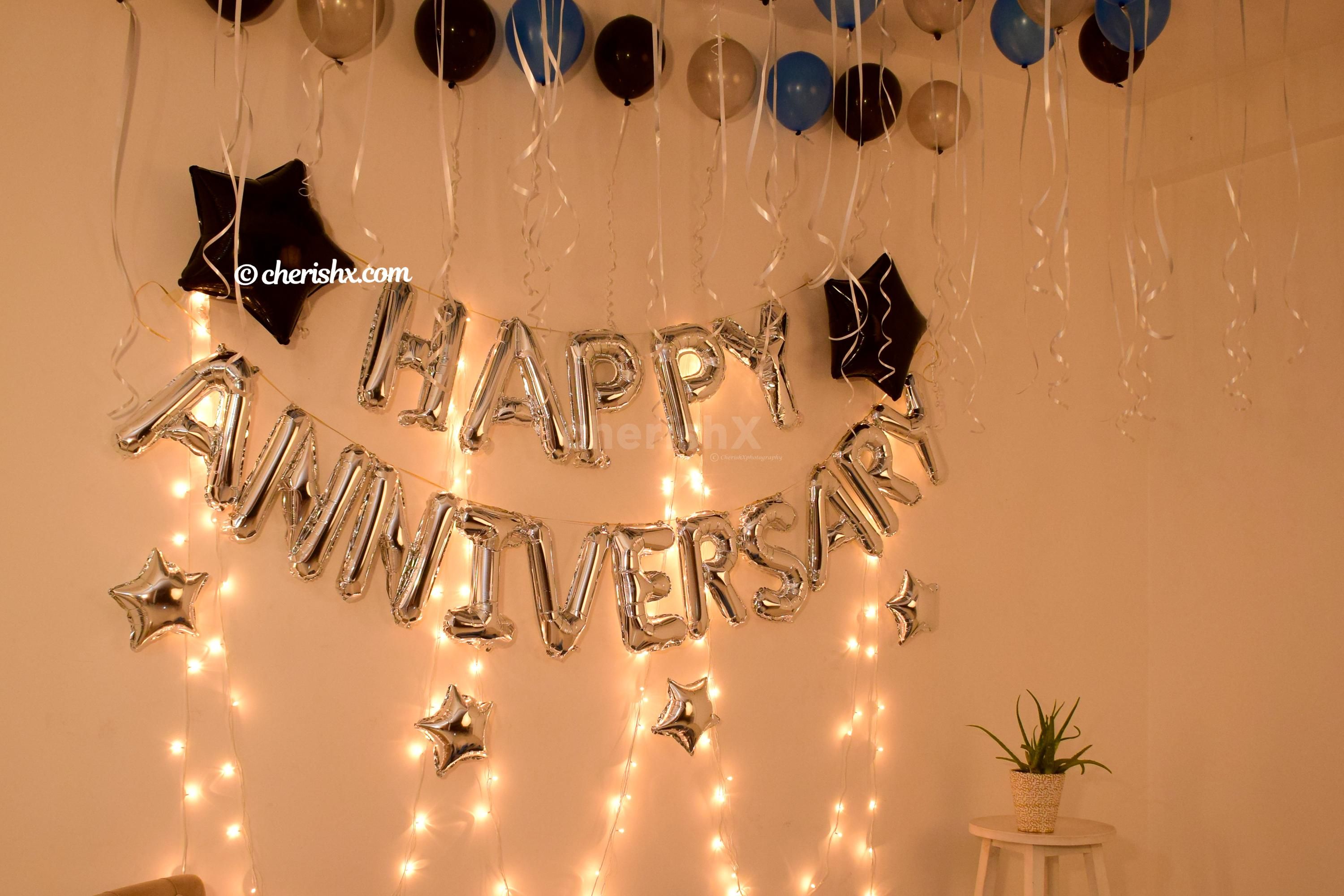 With 50 black foil balloons and 50 silver metallic foil balloons, this decor gives out elegance to the whole room