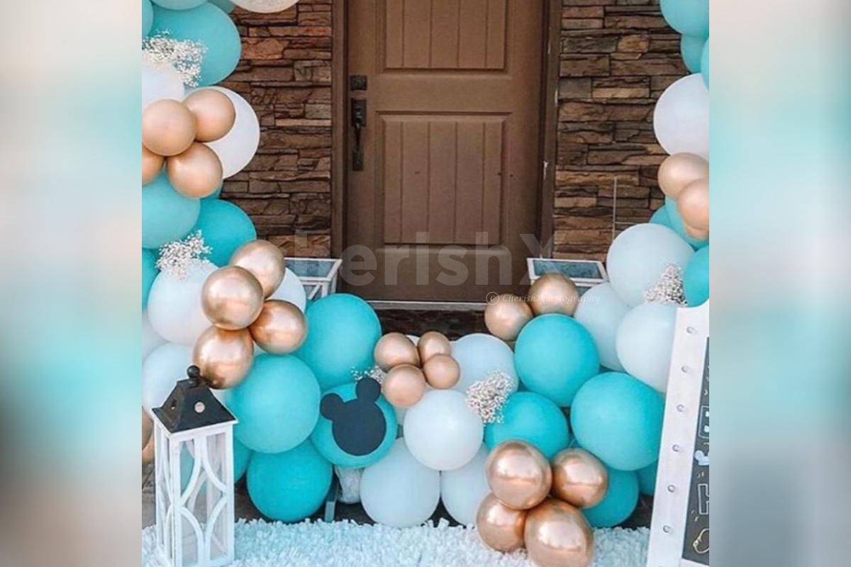A balloon ring decor for 1st birthdays and baby shower.