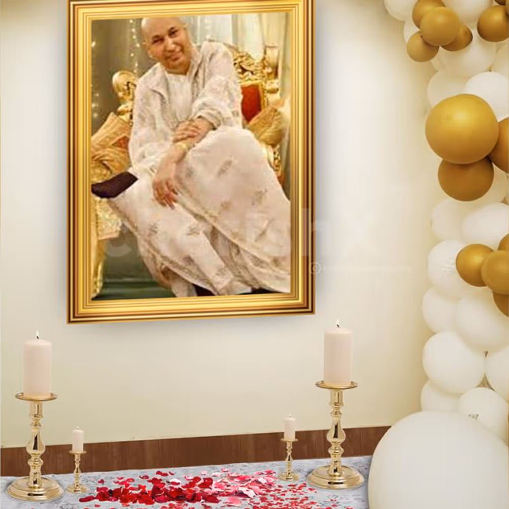 Guruji's Photo in the center of the balloon arch!