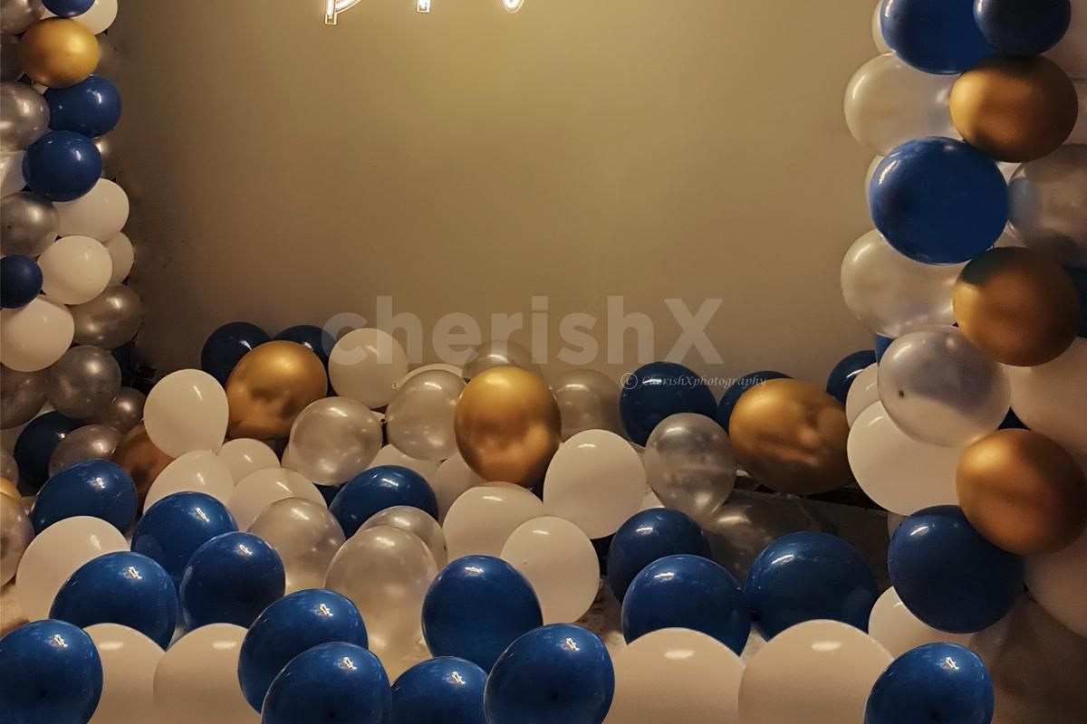 Make your birthday party elegant with this pretty neon light decor!