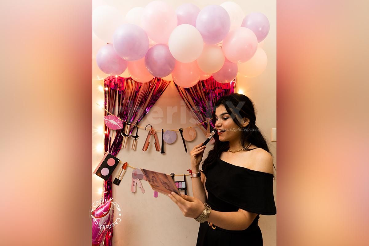 Add on a gorgeous makeup themed decor for your birthday party!