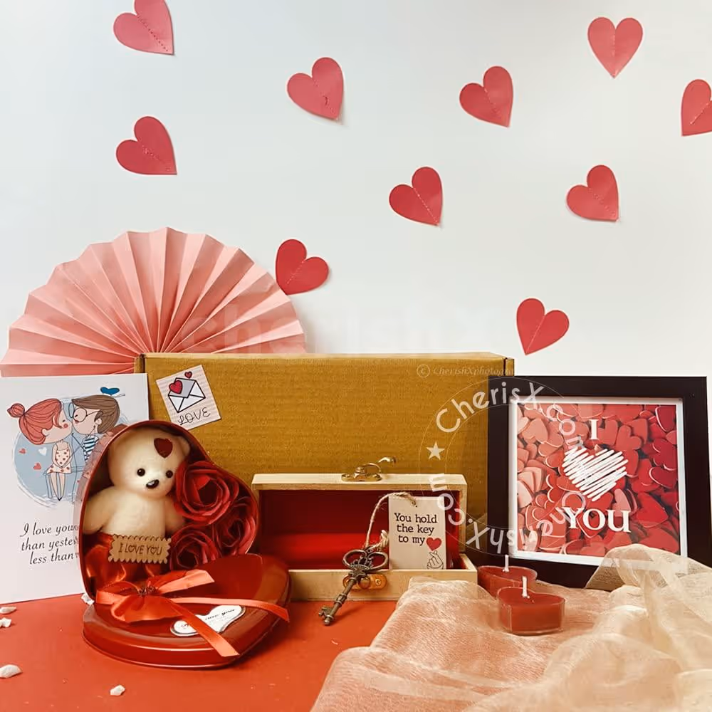 Surprise him or her with CherishX's Charming Key to My Heart Hamper on Valentine's Day.