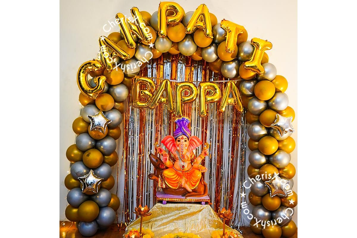 A Murti of Ganesha placed in the center of the Balloon arch.