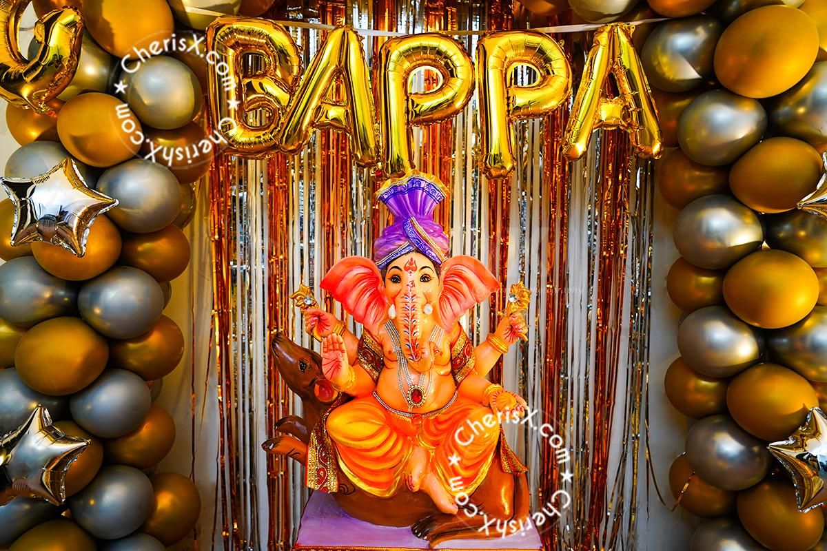 An arch made of Golden and Silver balloons, giving the decor a brighter look.