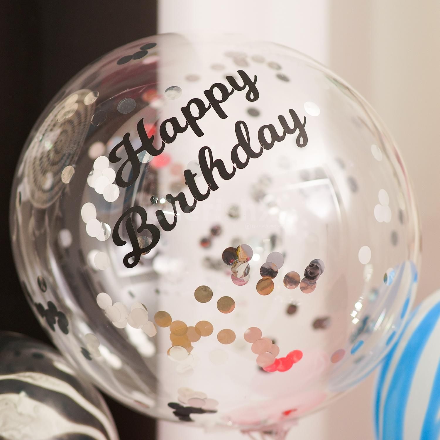 The perfect anniversary or birthday gift for your loved ones – a balloon bouquet with some cakes and chocolates on the side