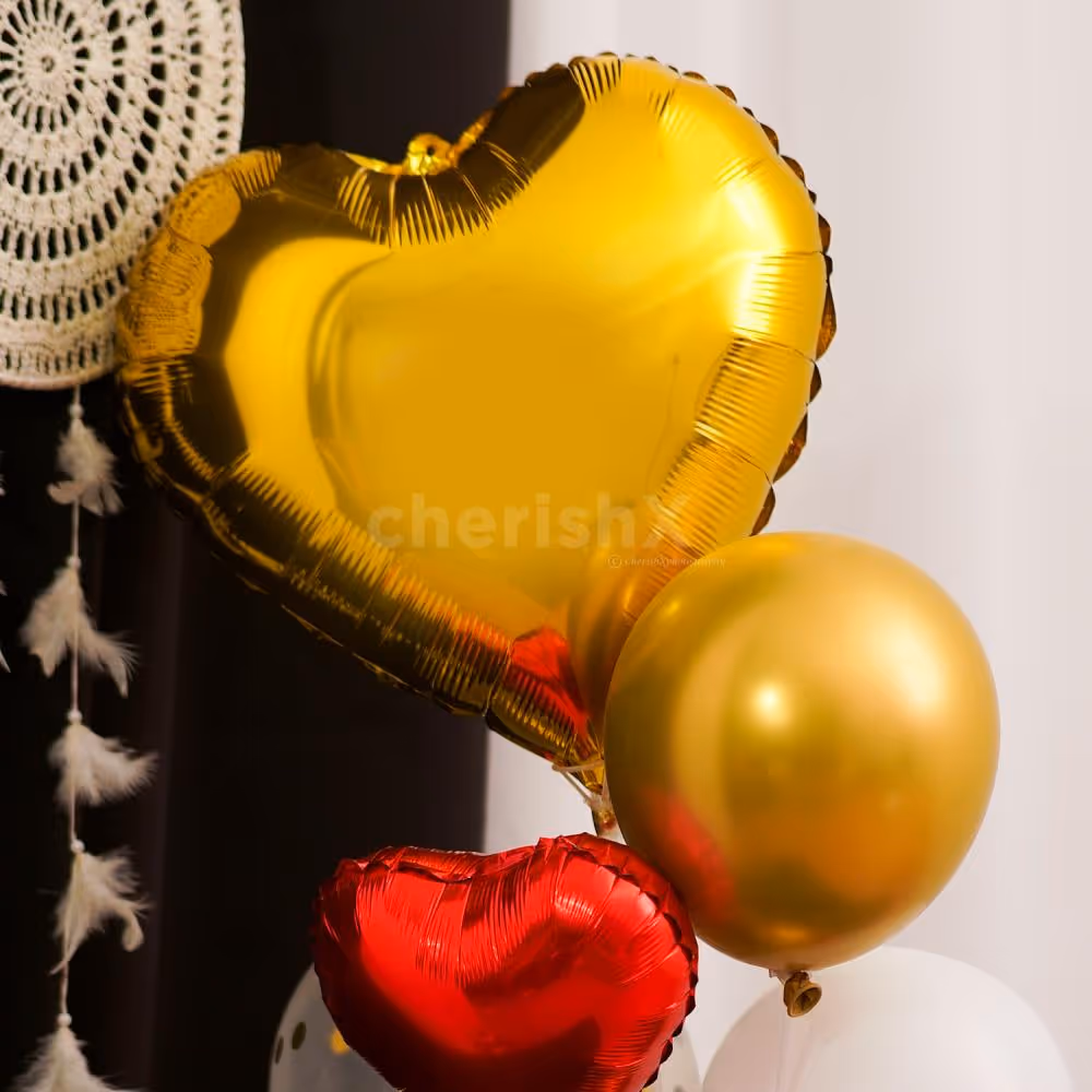 A golden-shaped heart with red balloon foils makes it a classic combination