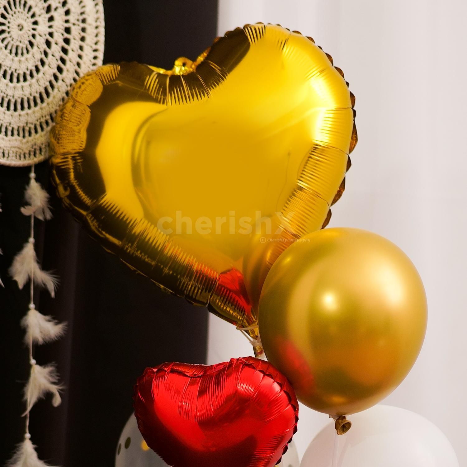A golden-shaped heart with red balloon foils makes it a classic combination