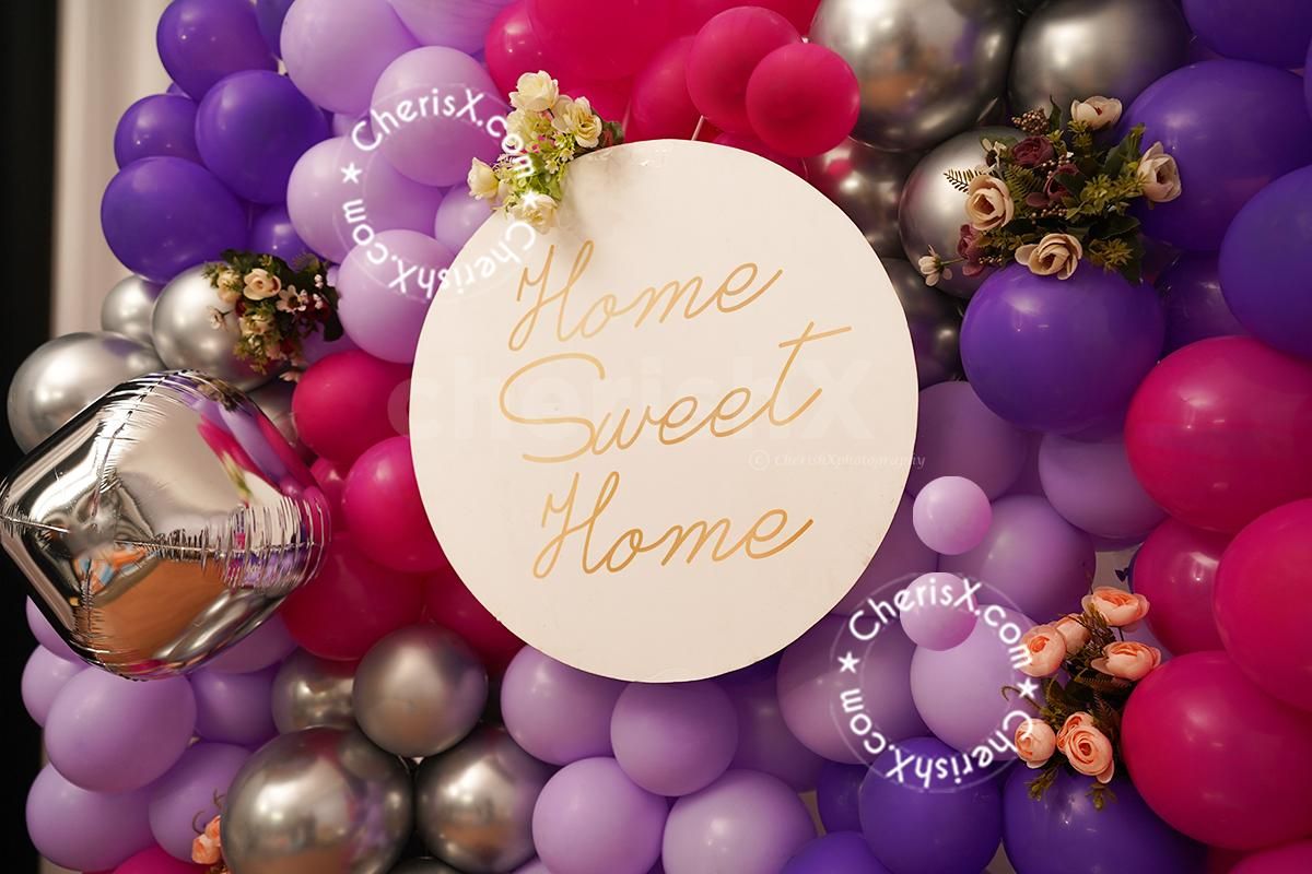 The combination of fake and real flowers is a beautiful decor.