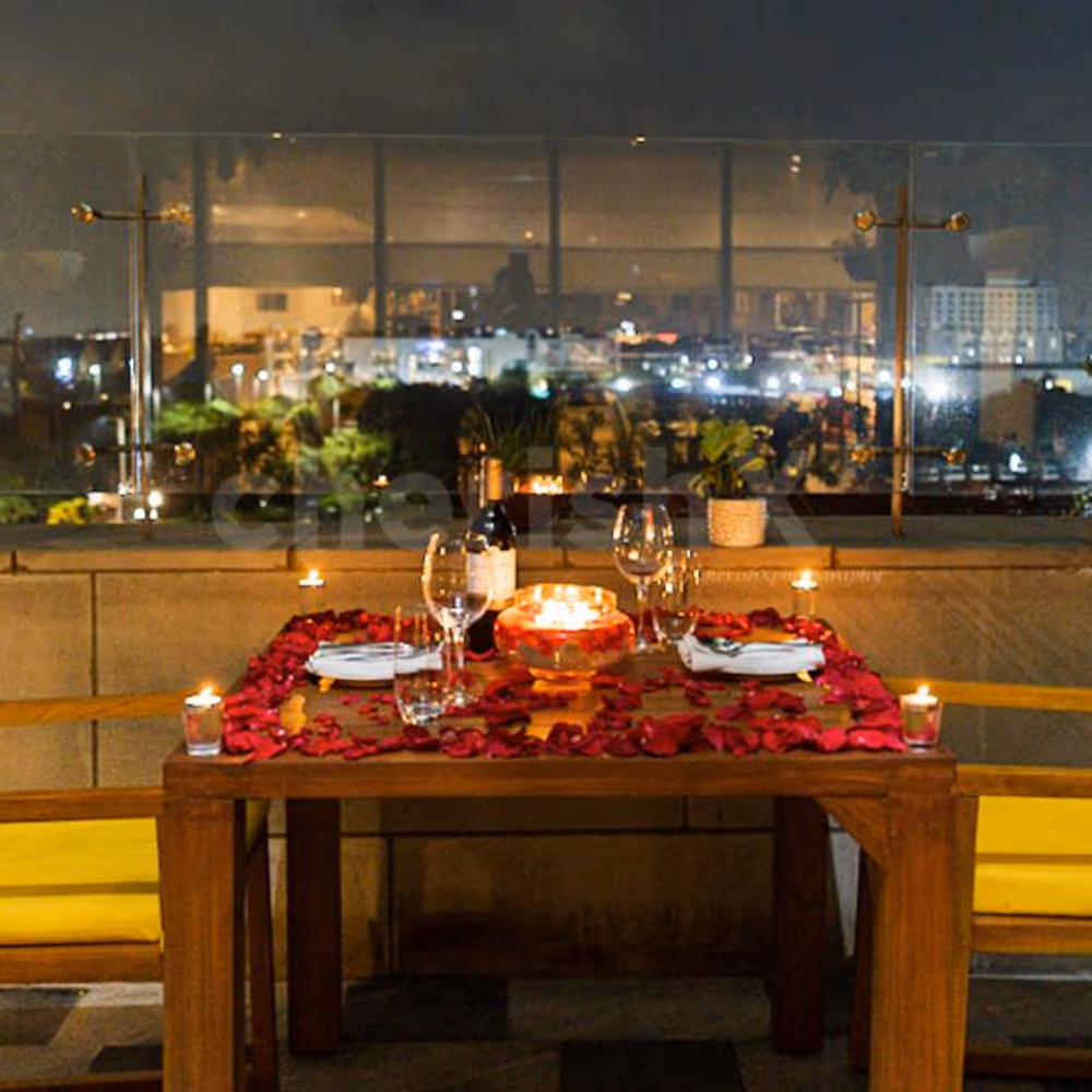 Candlelight and balloon-decorated table for an enlightening open-air dinner experience