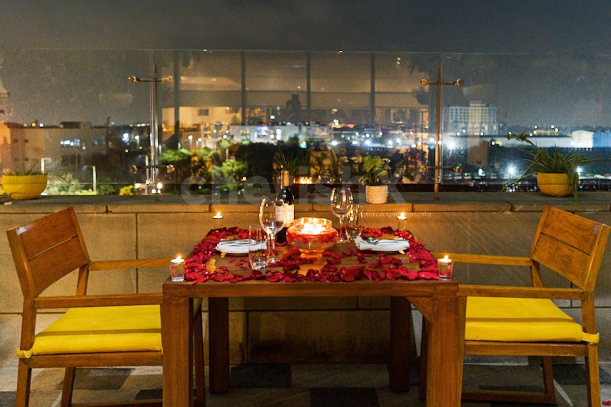 Candlelight and balloon-decorated table for an enlightening open-air dinner experience