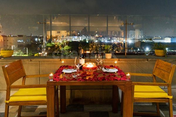 Candlelight and balloon-decorated table for an enlightening open-air dinner experience