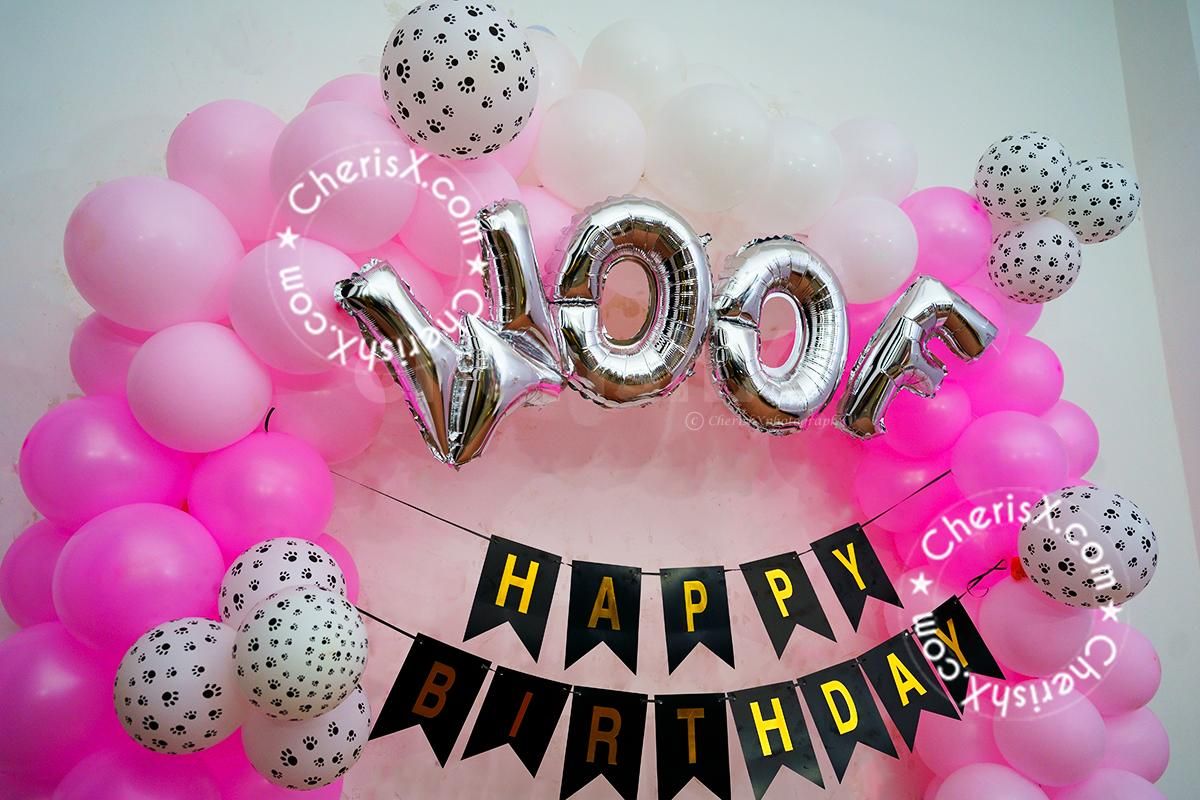 A paw-shaped balloon is the most unique piece of decor you can get!