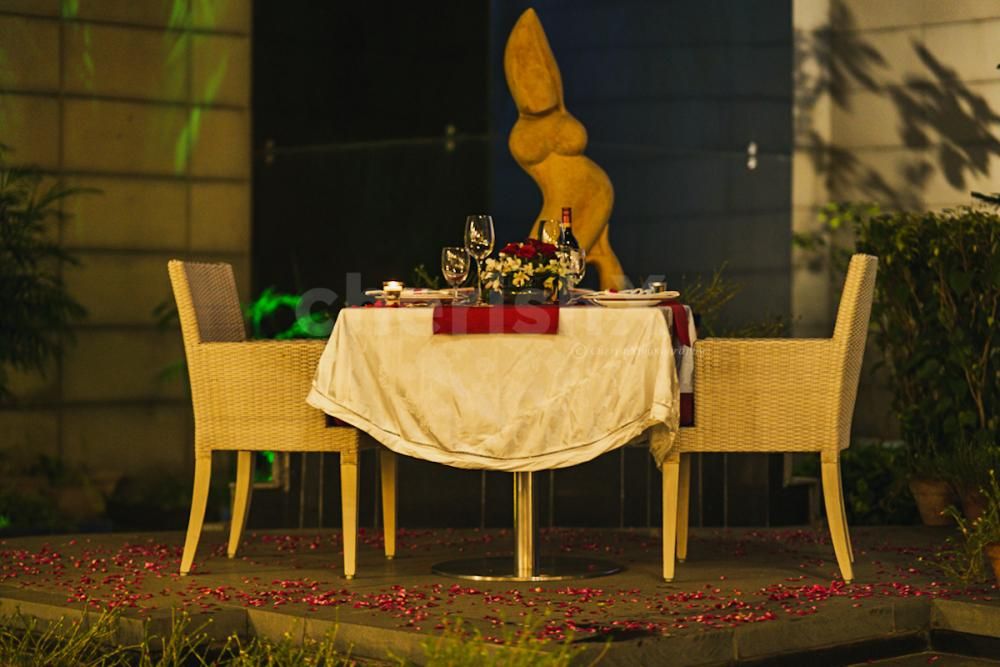 It’s a garden party with an open-air garden date at Radisson Greater Noida