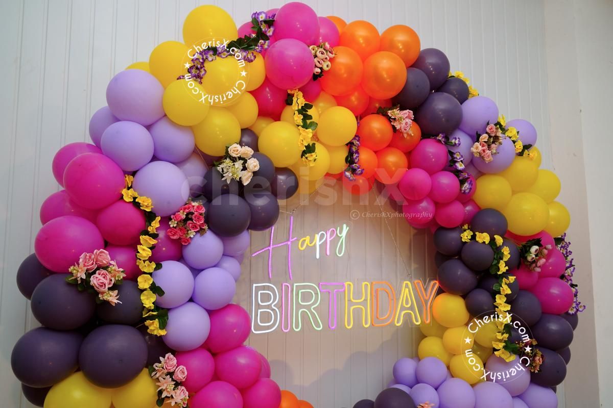 Make sure that you and your friends have a tropical celebration with these decorations.