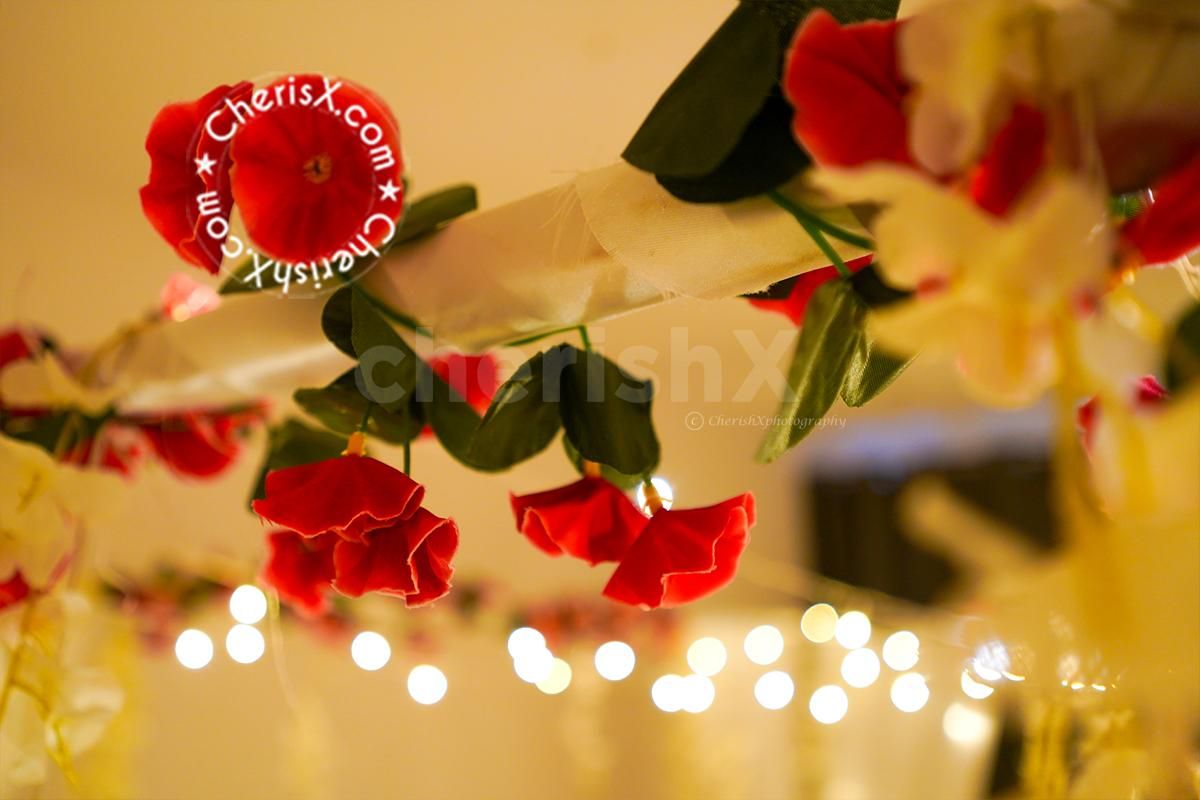 The flowers spread across the room make it extraordinarily enticing