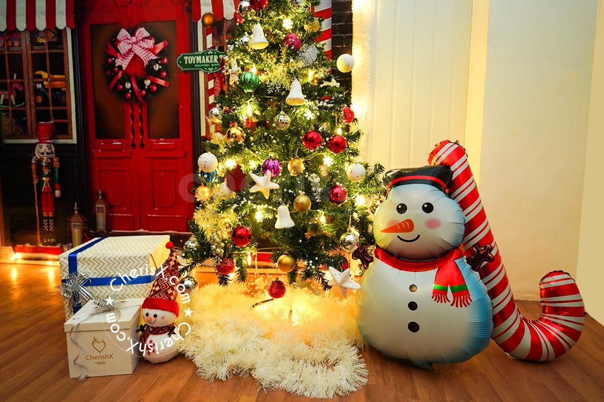The Santa Cut out will surely be the game point for the kids