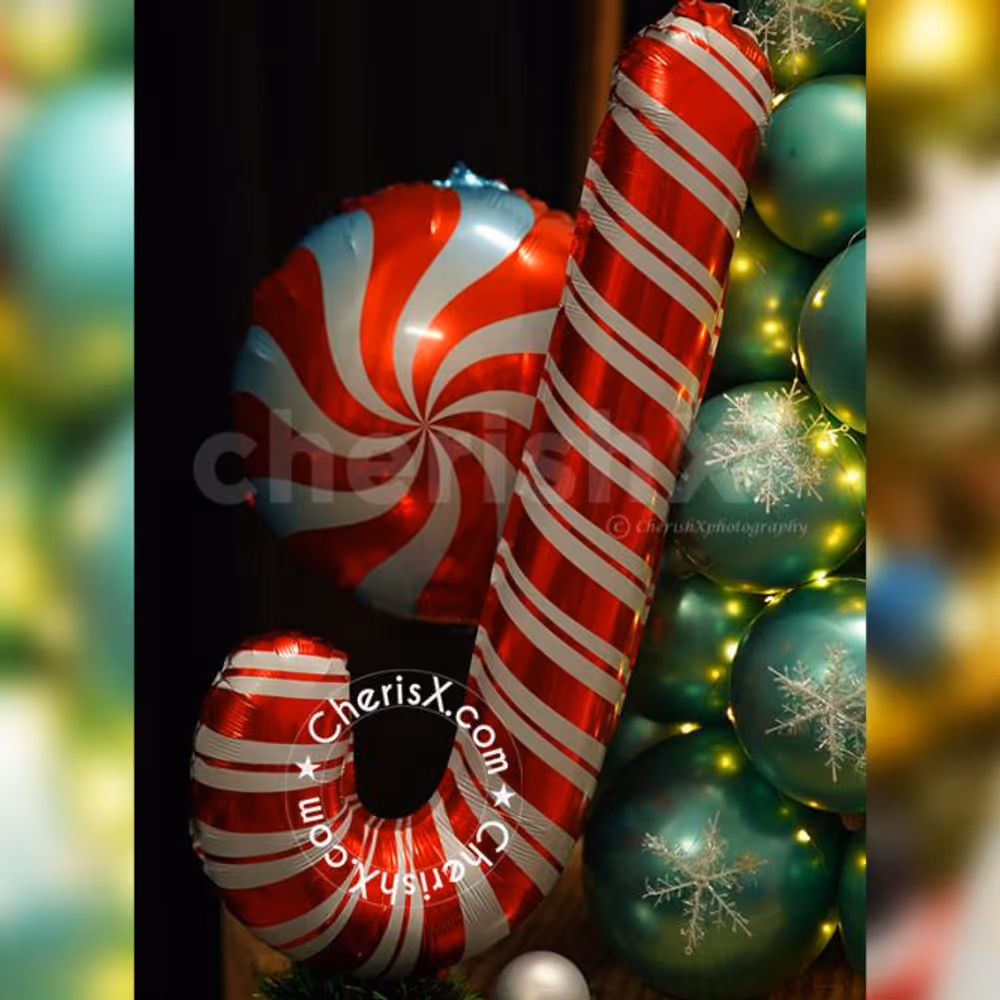 The Santa foil balloon is the cutest element of the bouquet