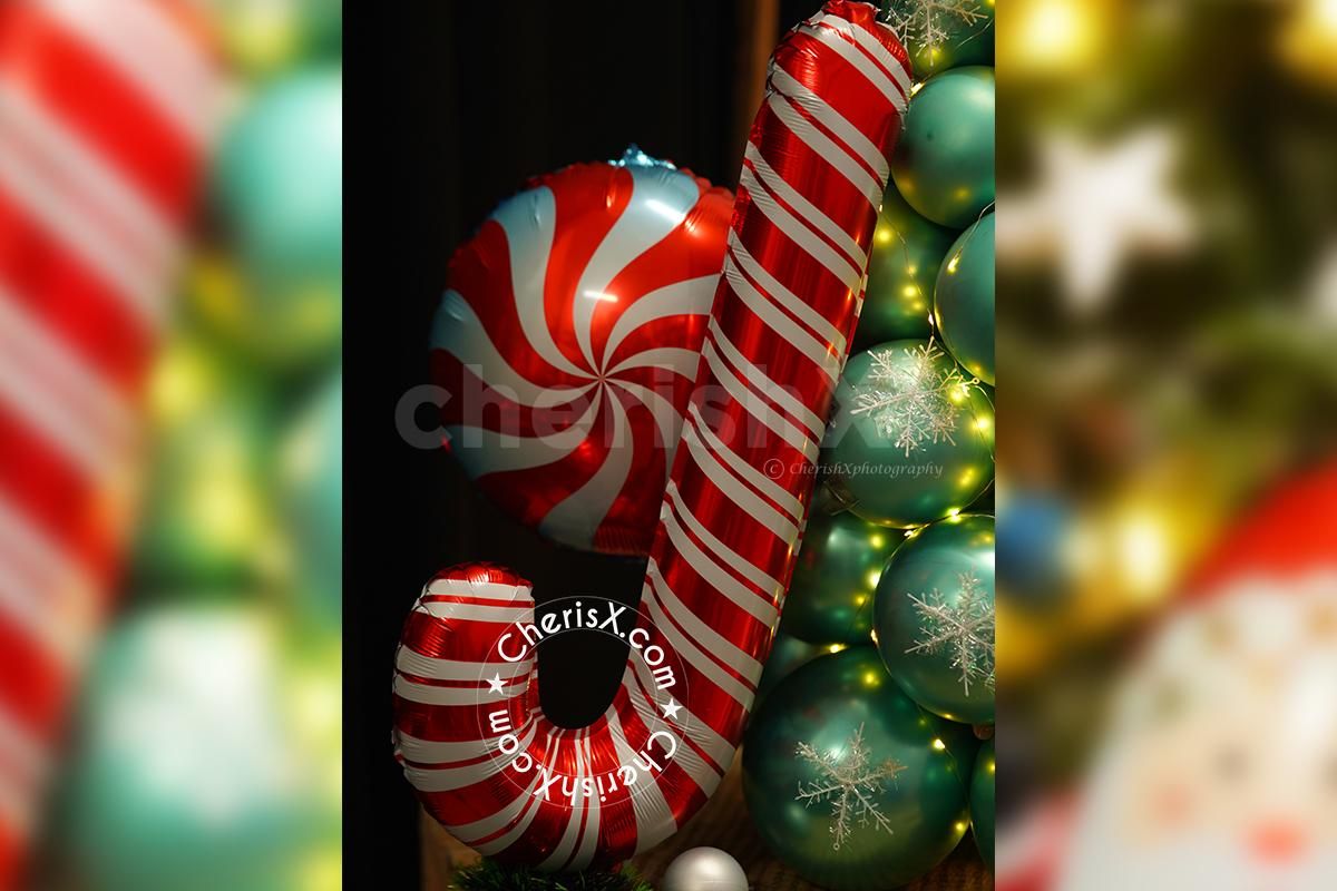 The Santa foil balloon is the cutest element of the bouquet