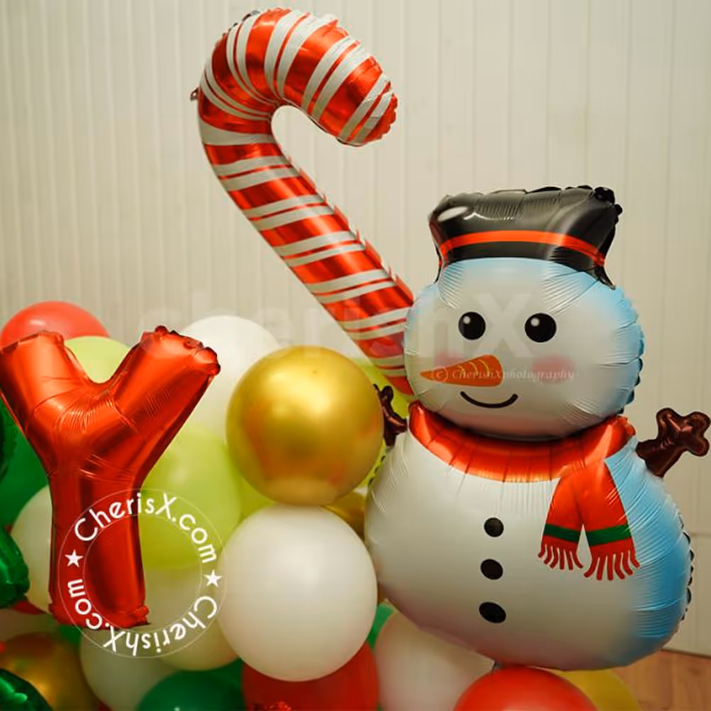 The snowman is the cutest addition you cannot ignore in the bouquet