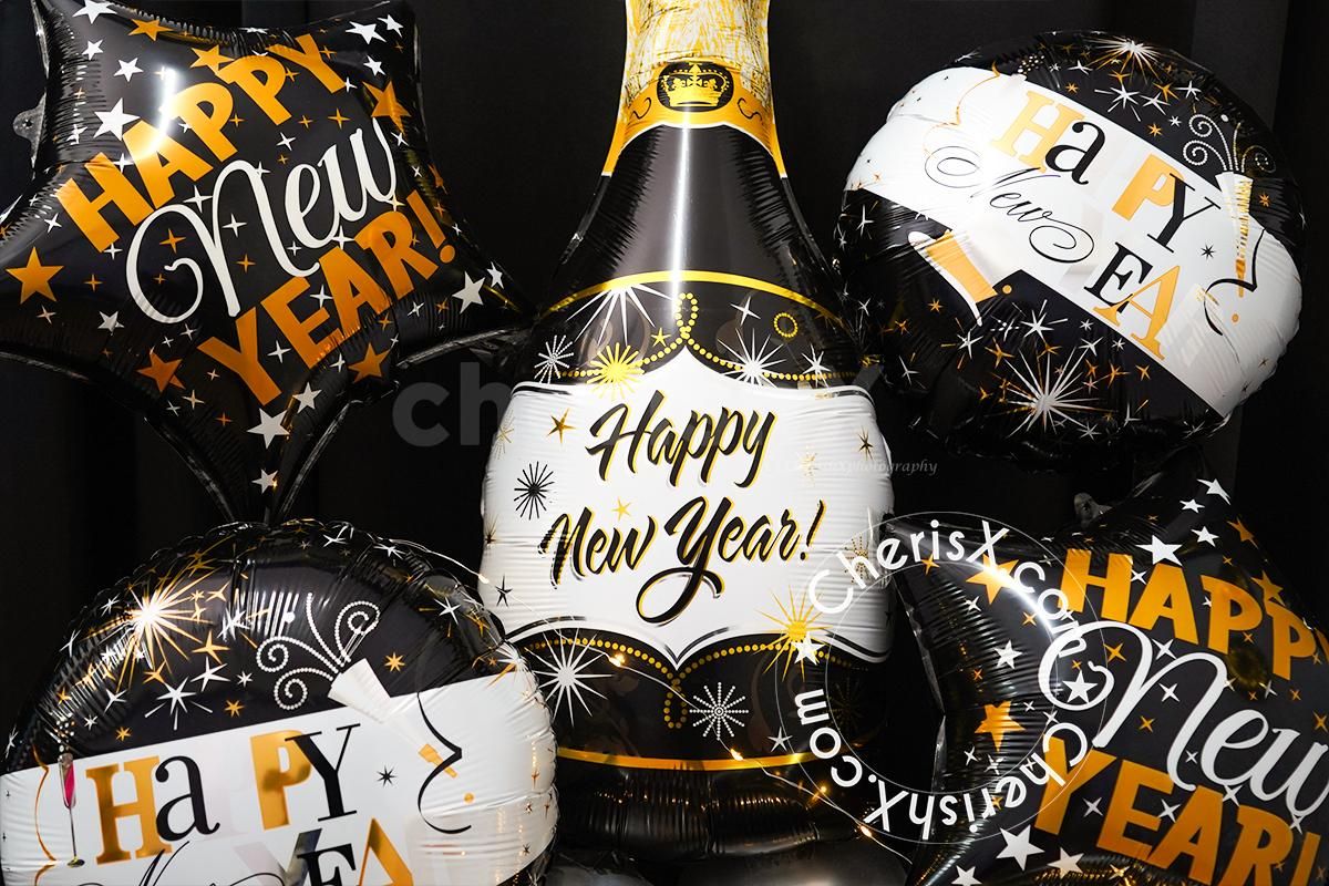 The star-shaped printed foil balloon is an elegant accessory