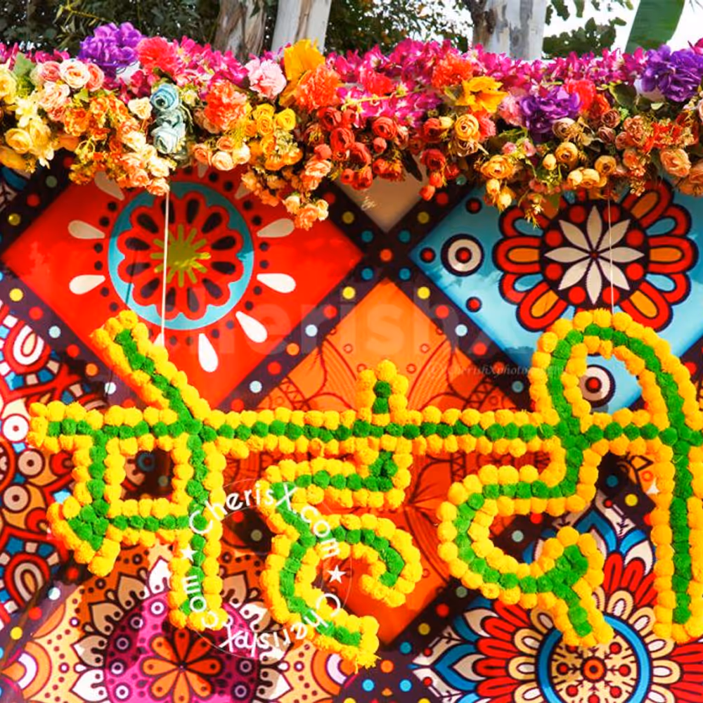 The candle stands with fragrant candles make it appealing