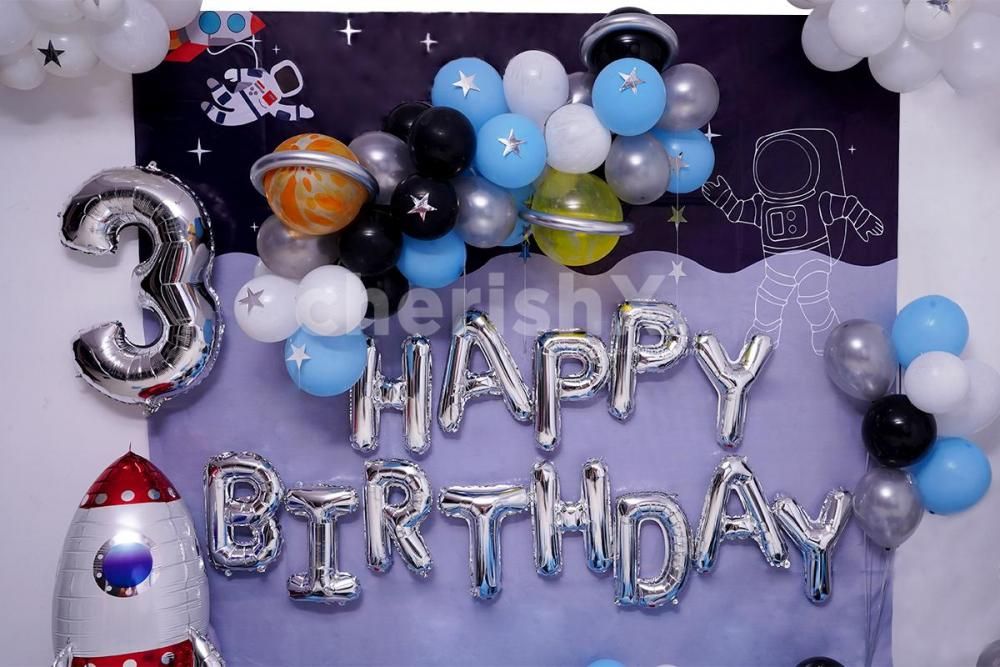 Give your kid the feeling of space by having this attractive Balloon room decor.