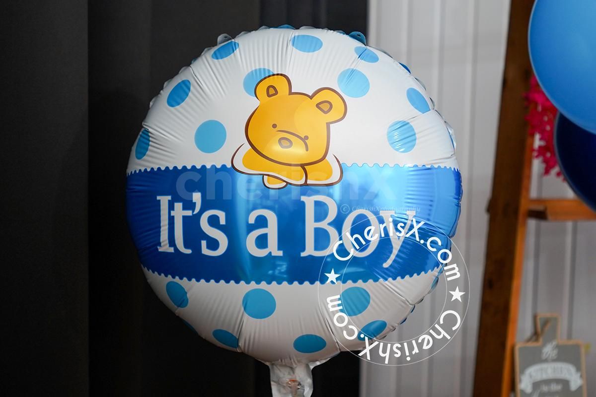 The moon foil balloon adds positive significance to the celebrations