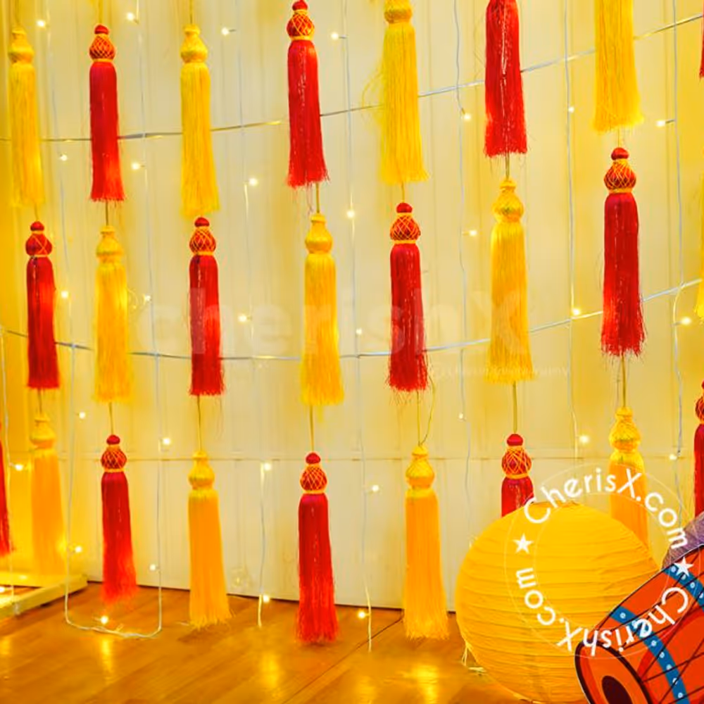 The garlands and lights added to the backdrop are an attractive sight