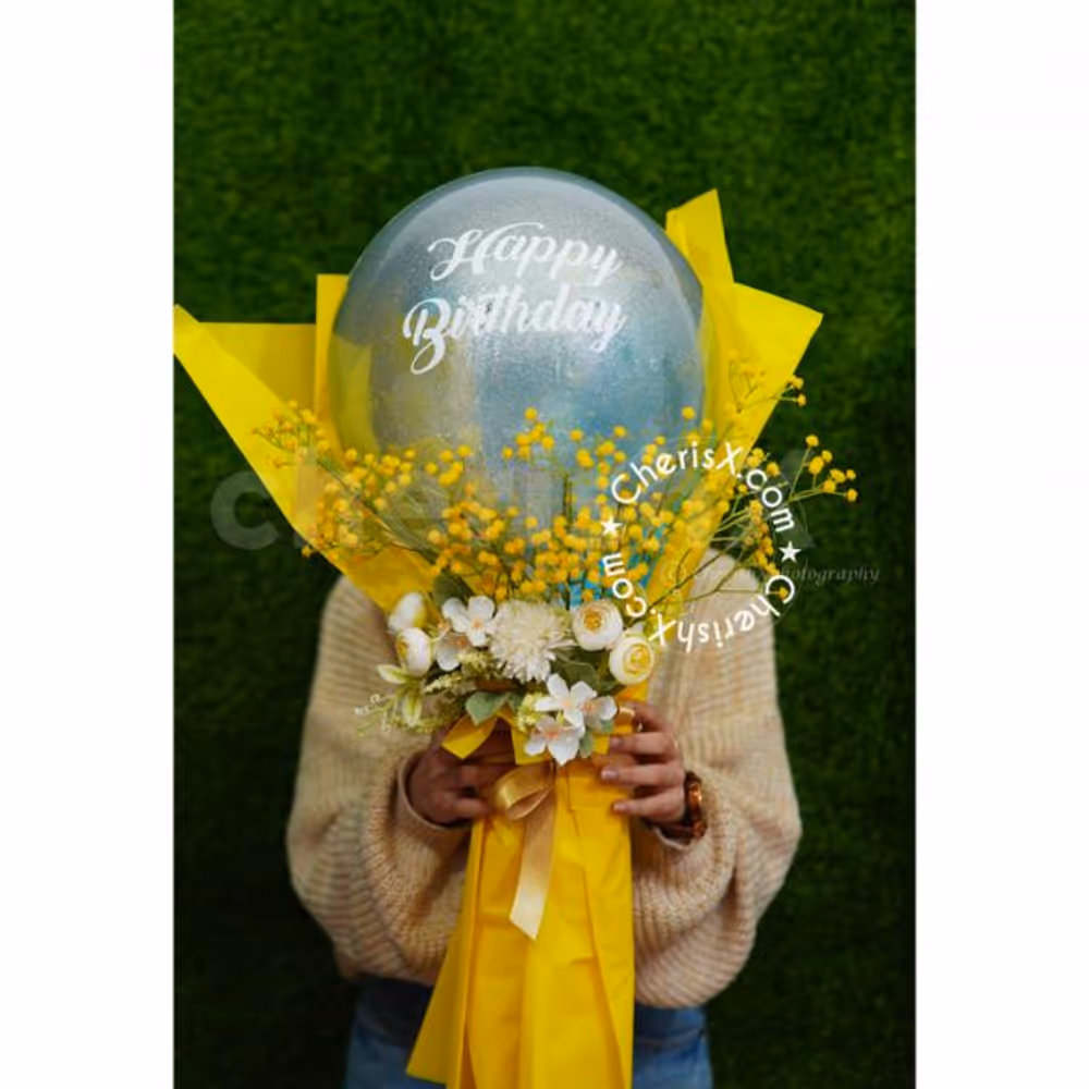 The bouquet with glitters is sure to light up the face of your loved ones.