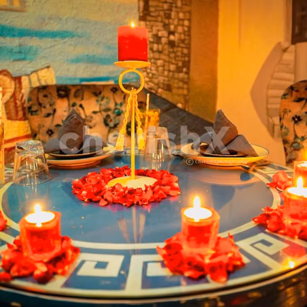 The vibrant décor is especially stunning for the romantic dinner experience.