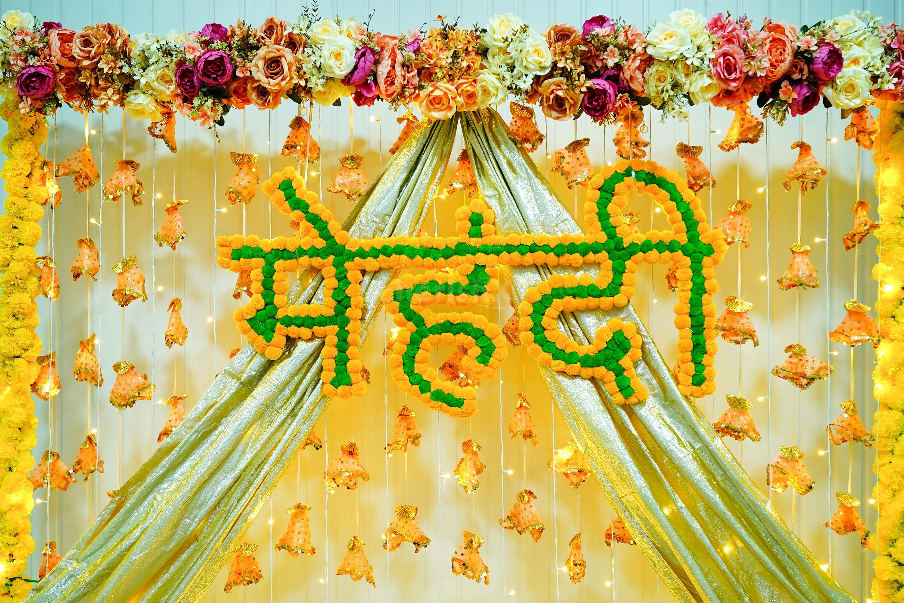 The lotus pots add positive and pure vibes to your mehndi celebration